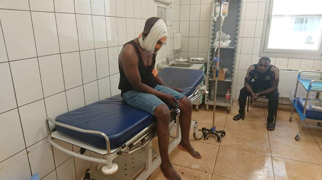 MimiMefoInfo's tweet photo. Après avoir tenté de se suicider en se tirant une balle dans le menton, l'inspecteur de police #Diwo Alain est sous traitement
#Cameroun
https://t.co/bybXxu5QuG https://t.co/gTBmqXxEgc