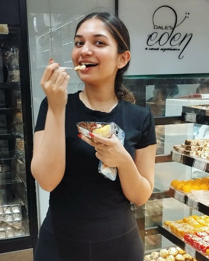 Zakera Bagban was delighted to relish her favorite pastry at her favorite store #DalesEdenCakeShop. It is so delightful to see happy customers like her. Do visit us again soon!

#cake #promakeupartist #makeupartist #mua #model #influencer #customer #happycustomer #regularcustomer