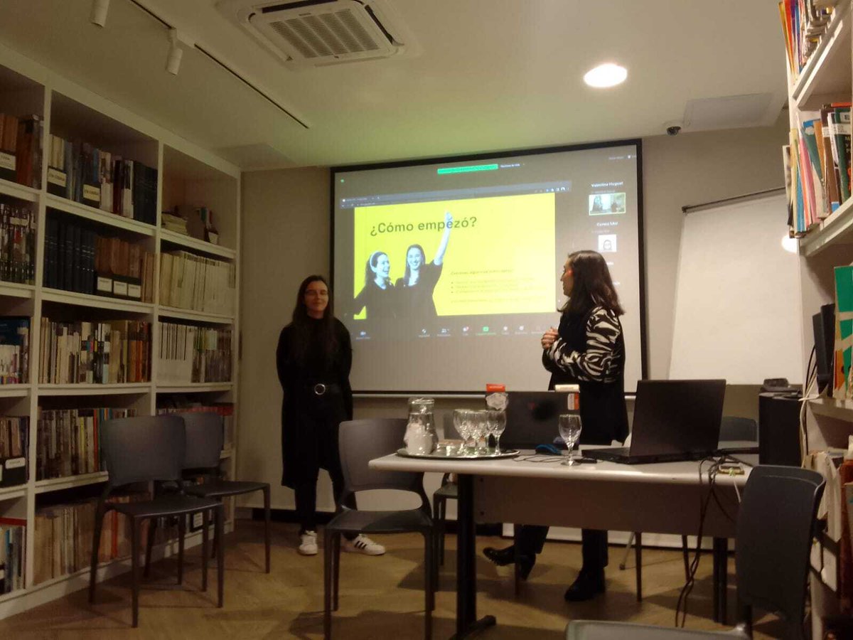 Had an amazing time last Friday with Pau introducing slantis at a Workshop at the Uruguayan Architects Society.

Made sure to add some fun by engaging the audience with quizzes and cool  #slantisSocks2023 🧦🎉
 
Stoked to see fellow architects getting pumped about #AECtech! 🤓⚙️