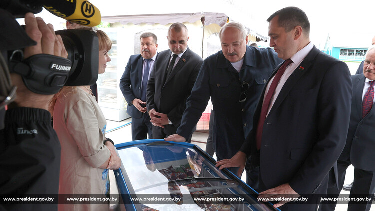 Глава государства посетил роботизированный молочно-товарный комплекс 'Павлинка' агрокомбината 'Юбилейный'.