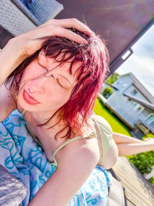 Bikini, bedhead and barefaced https://t.co/wKKfaiKyt6