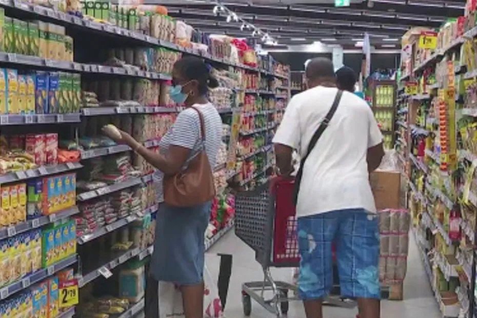📉 Les écarts de prix entre les DROM et l'Hexagone se creusent
➡ Une nouvelle enquête de l'Insee confirme que les prix sont bien plus élevés #Outremer, en particulier pour les produits alimentaires.

📲💻 la1ere.francetvinfo.fr/les-ecarts-de-…