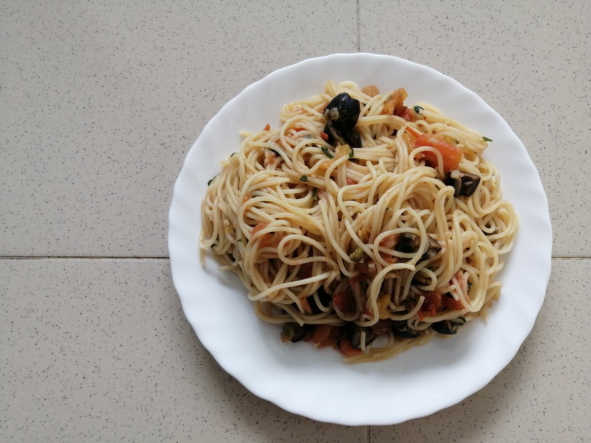 kwcbn7's tweet photo. Pasta Puttanesca です。🍝🍝🍝

材料 :
1、パスタ / pasta
2、オリーブオイル / olive oil
3、ニンニク / garlic
4、アンチョビ / anchovy
5、オリーブ / olive
6、ケッパー / caper
7、トマト / tomato
8、唐辛子 / chili flakes
9、パセリ / parsley

#パスタ #プッタネスカ #pasta #puttanesca https://t.co/x6oAd0umaE
