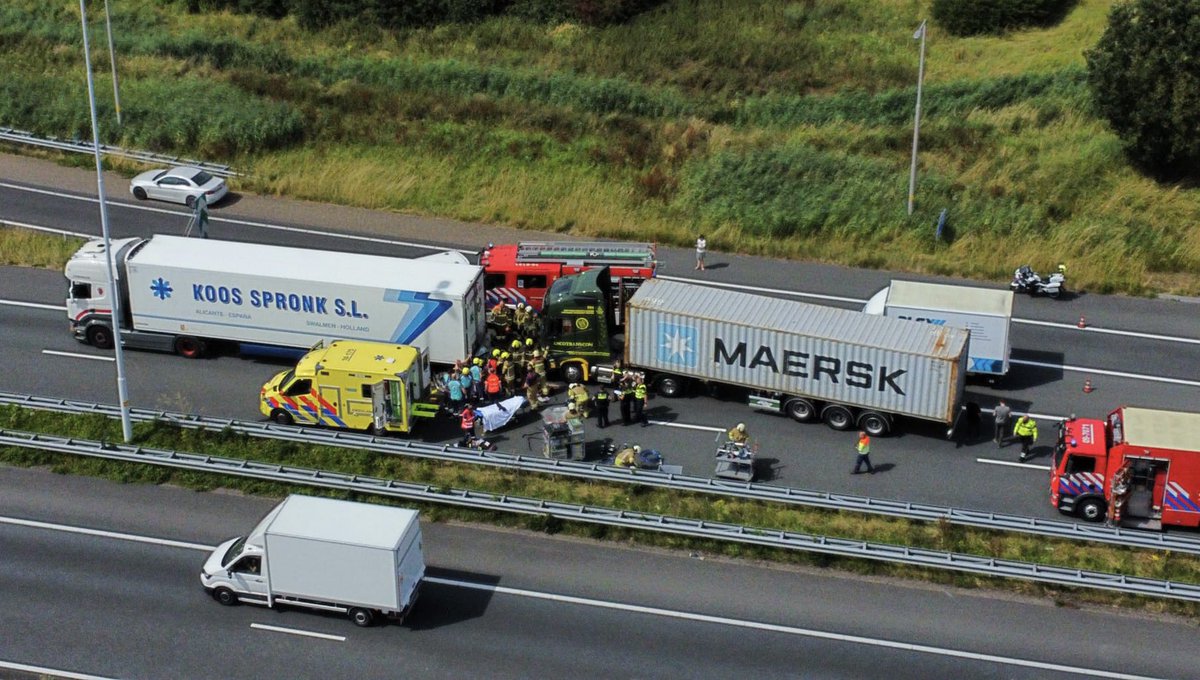 Een zwaar ongeval op de A15 bij Gorinchem zorgt voor flinke vertraging. Tussen Leerdam en Gorinchem file. Een auto is onder een vrachtwagen gekomen.