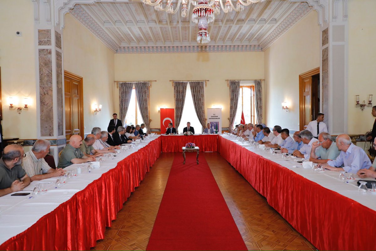 Valimiz <a href="/gul_davut/">Davut GÜL</a> başkanlığında, Üsküdar'daki Mahalle Muhtarları ile değerlendirme toplantısı düzenledi.

Toplantıda;
✔️ Huzur ve güvenlik,
✔️ Düzensiz göç,
✔️ Eğitim ile ilgili konular ve güncel hususlara ilişkin çalışmalar değerlendirildi.