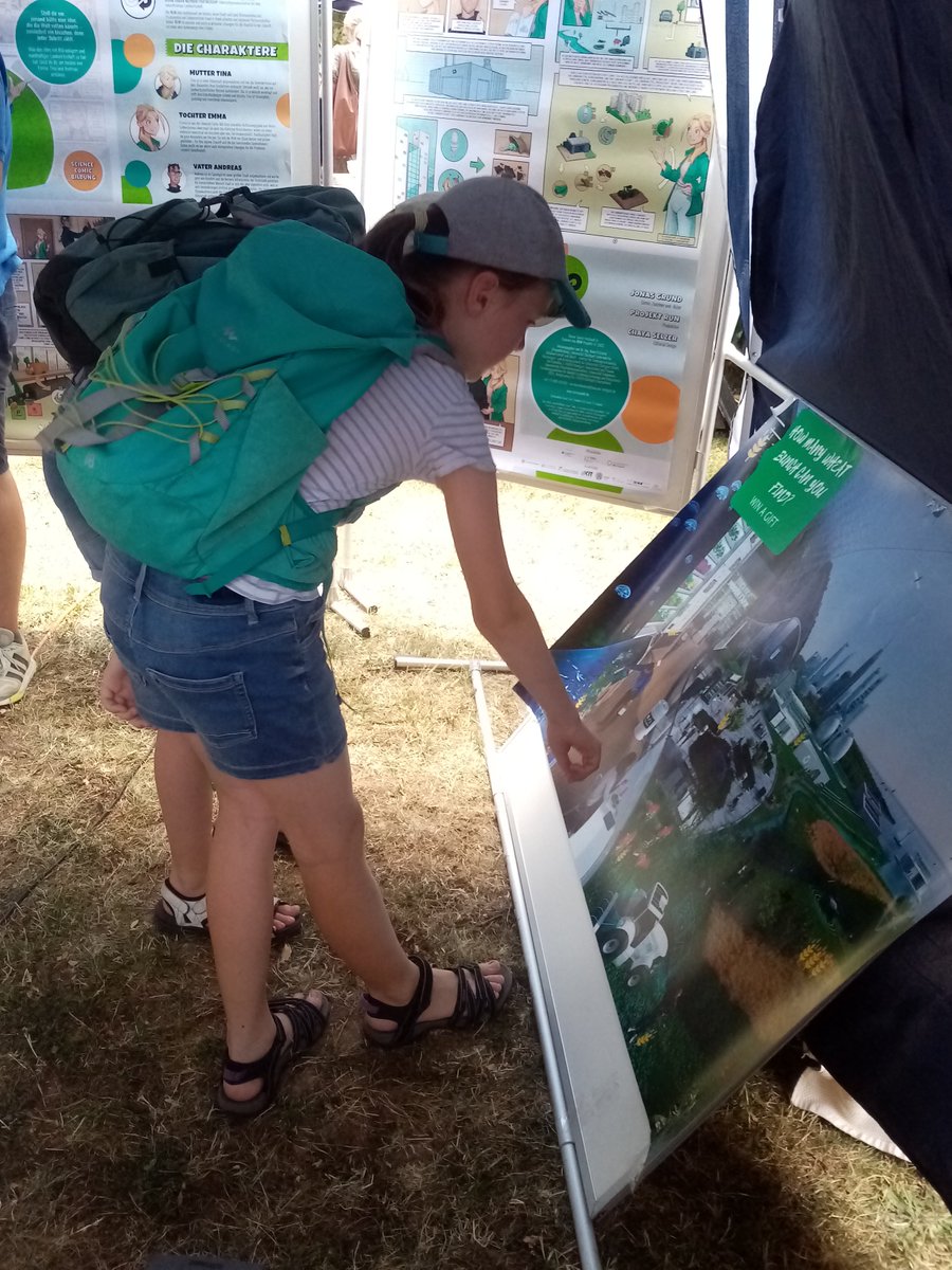 projekt_run's tweet image. Open Day am 8.7. an der @UniHohenheim mit MitarbeiterInnen von @projekt_run und @NOcsPs. Dank virtueller Brille gabs einen Rundgang durch alle 8 @agrarsysteme-Konsortien, Fragen aus dem Bällebad von schwer bis leicht. Kids zählten fleißig Ähren im Zukunftsbild der @agrarsysteme.
