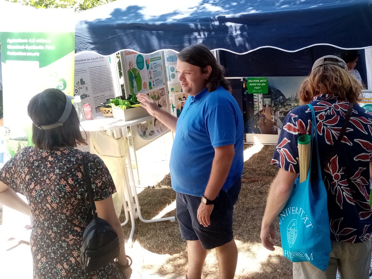 projekt_run's tweet image. Open Day am 8.7. an der @UniHohenheim mit MitarbeiterInnen von @projekt_run und @NOcsPs. Dank virtueller Brille gabs einen Rundgang durch alle 8 @agrarsysteme-Konsortien, Fragen aus dem Bällebad von schwer bis leicht. Kids zählten fleißig Ähren im Zukunftsbild der @agrarsysteme.