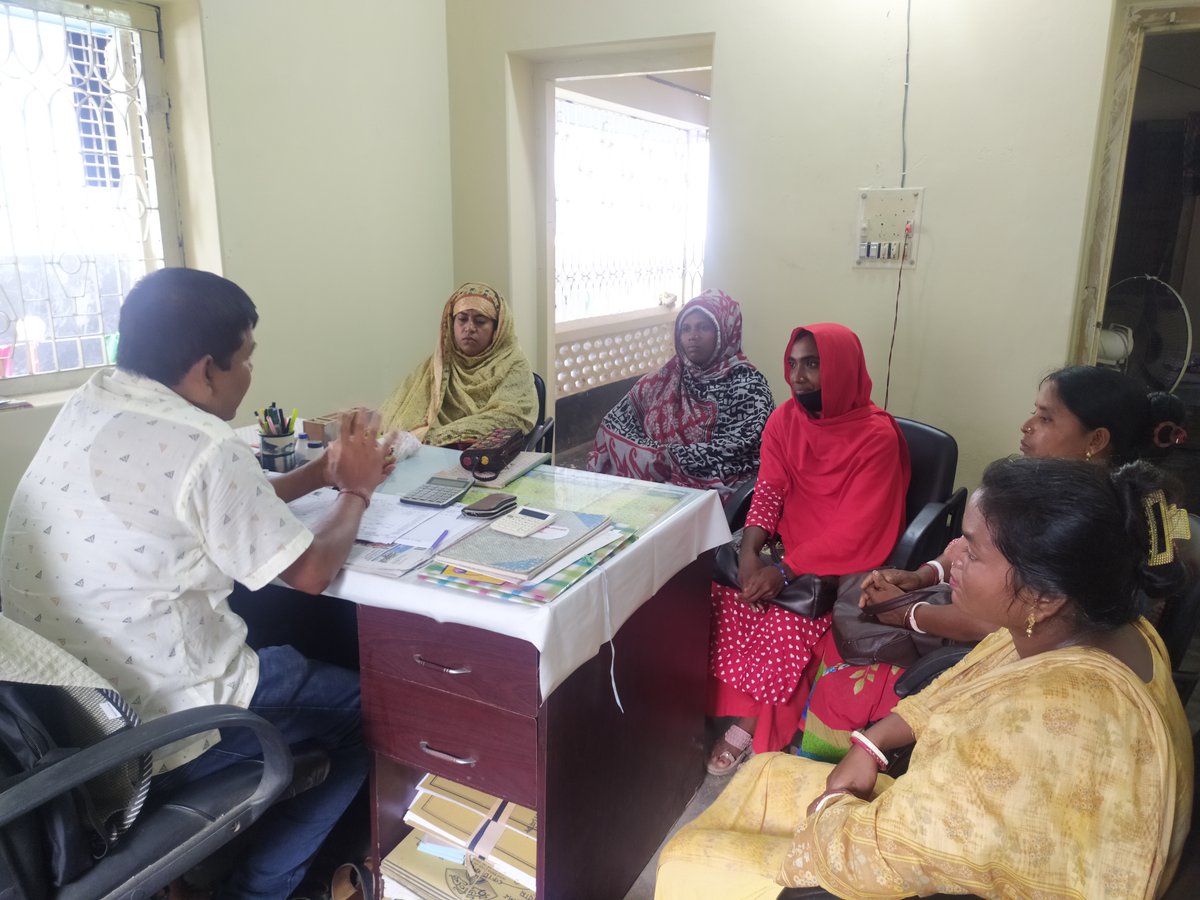 basicbdPhulbari's tweet photo. The executive director of the organization discussed the health program with the community health provider managed by the BASIC organization. https://t.co/d3iE1CDR7o