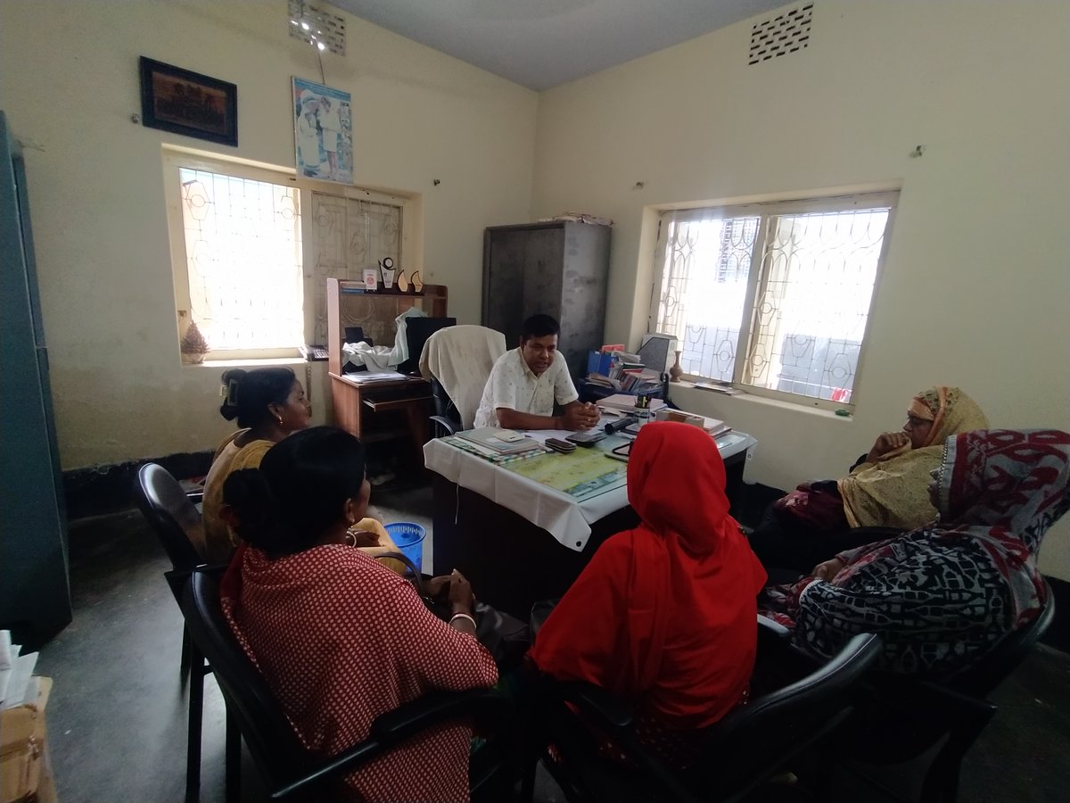 basicbdPhulbari's tweet photo. The executive director of the organization discussed the health program with the community health provider managed by the BASIC organization. https://t.co/d3iE1CDR7o