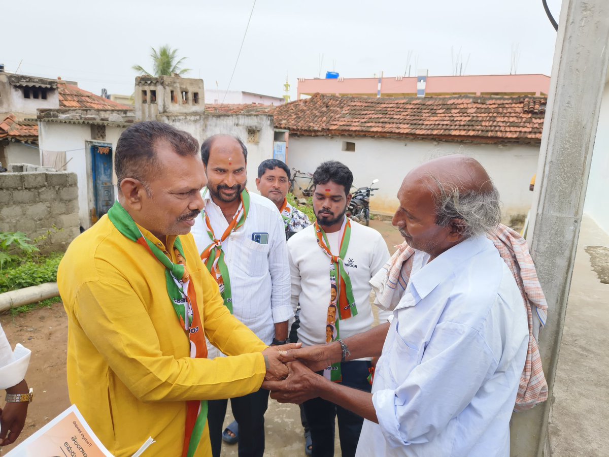 ankshathumkunta's tweet photo. గజ్వెల్ ఆత్మ గౌరవ యాత్ర 2వ రోజు భాగంగా కళ్ళకల్ గ్రామంలో గడప గడపకు వెళ్తూ కాంగ్రెస్ పార్టీ హామీలను వివరిస్తున్న కాంగ్రెస్ నాయకులు తూంకుంట నర్సారెడ్డి గారు https://t.co/mJBCqcTN0y