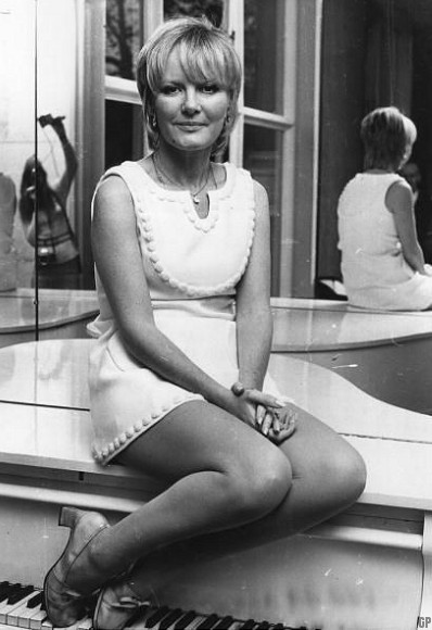 WAGongaware's tweet photo. Petula Clark
🎶"...where all the lights are bright..."🎶
#60sLadies https://t.co/SoyFUE4phz