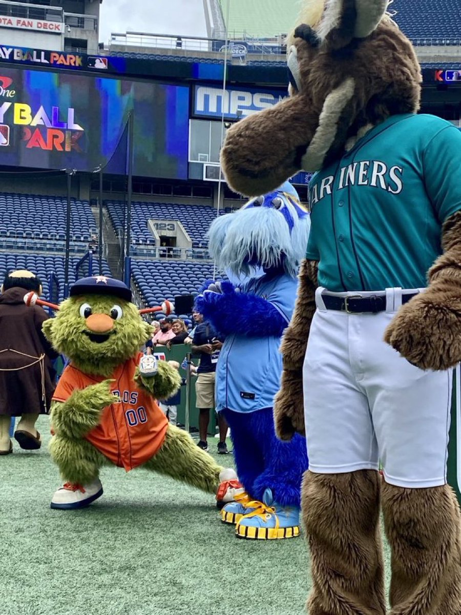 astrosmemes_'s tweet image. Seattle: *boos anytime the Astros are mentioned*

The Astros: