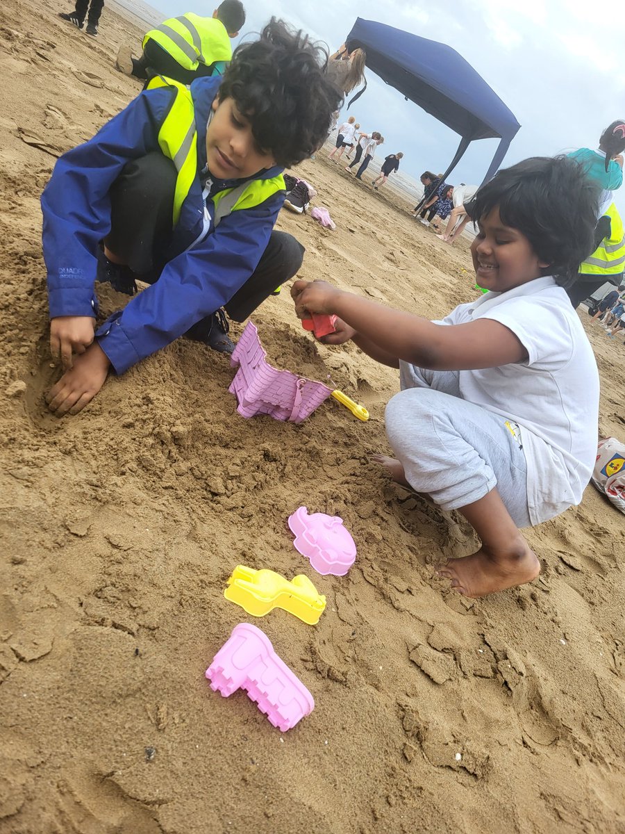 MrsKellyWalsh's tweet photo. Even the weather didn't stop us having a whale of a time ☀️🍦🌊

Year 2 take Weston-super-Mare and we'll feeling FIN-tastic🏖 @arktindal https://t.co/nMuXWaWTxX