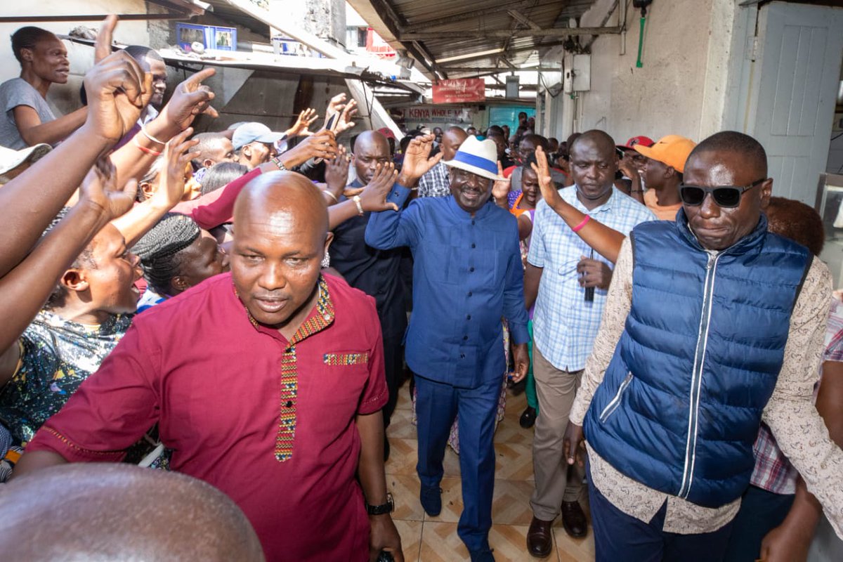 We stopped by Kenyatta Market for lunch and took the opportunity to greet and ask Wanainchi to sign the Tumechoka.com citizens' initiative and attend tomorrow's meeting in Kamkunji as well as similar ones across the nation. 

Twende Kazi!!!