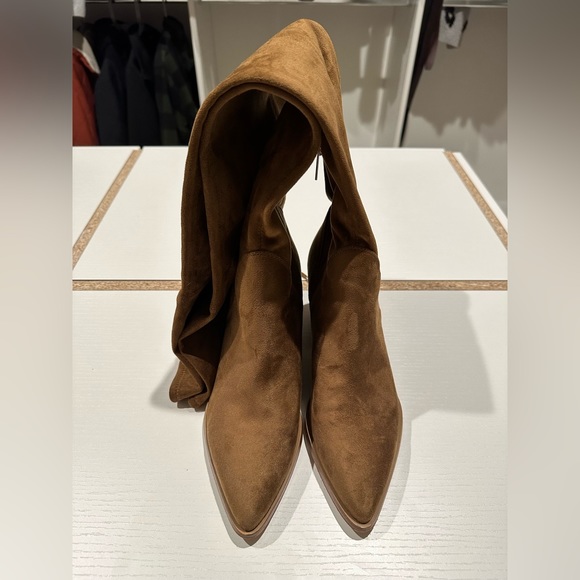 Phyllis48477998's tweet photo. So good I had to share! Check out all the items I'm loving on @Poshmarkapp from @TeresaH62153202 #poshmark #fashion #style #shopmycloset #burberry #simplyveraverawang #marcfisher: https://t.co/Te3LLUQlZ9 https://t.co/9YBCwI1BaI