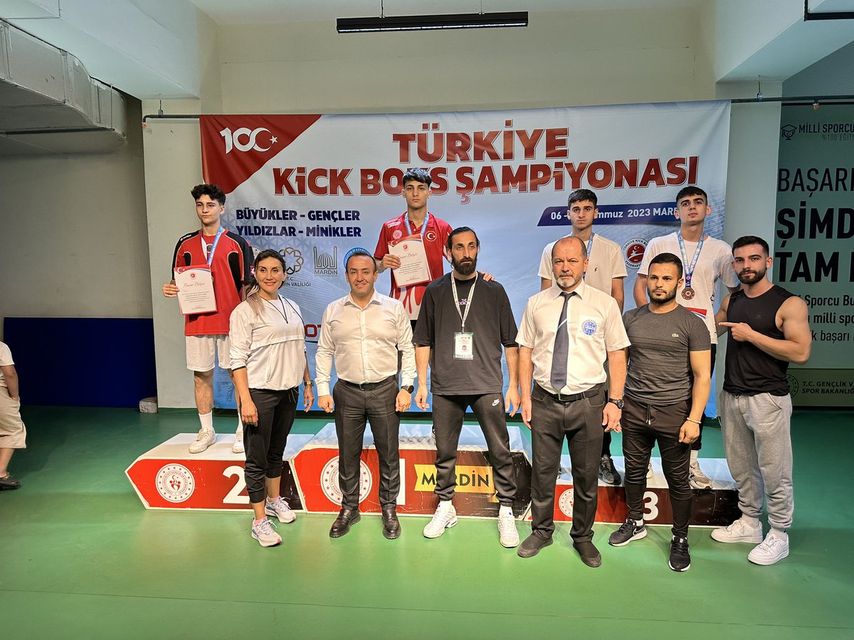 BeytullahBirlik's tweet photo. Günün Sonunda Türkiye Kick Boks Şampiyonasında dereceye giren Sporcularımıza ödüllerini takdim ettik.🧿🇹🇷👏🥊🥊

@OA_BAK @hamzayerlikaya @mahmutdemirttas @omer_altunsoy 
@salimkayici @metinylmaz56 @hamza https://t.co/6Yp9FFpseN