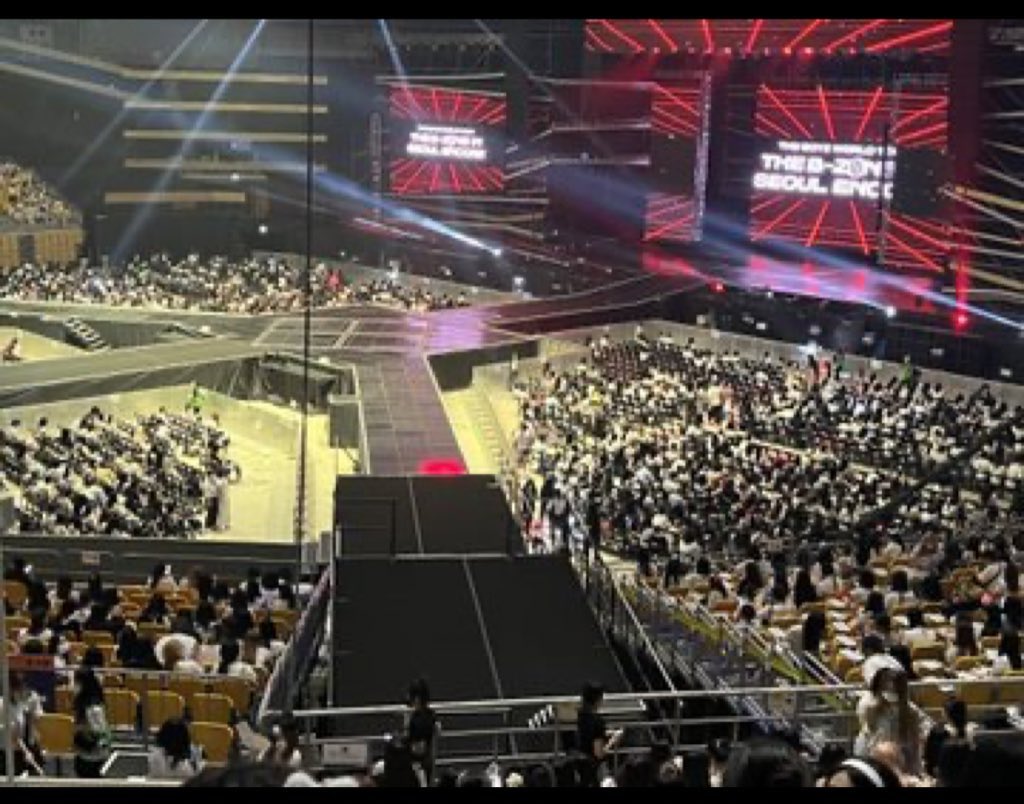 seo0609kh's tweet photo. 여러붕.. 인피니트 콘서트 좌석배치도 보고 무대가 우째 생긴 건지 궁금해서 찾아봤어요! 고민하시는 데 도움이 될까 해서.. 돌출은 2,3 사진처럼 3층 앞까지 올라가는 것 같구 콘솔은 4번 사진만큼 공간 잡아먹는 것 같아요! 어디까지나 제 추측입니당🥲 https://t.co/Dy352F9dn6