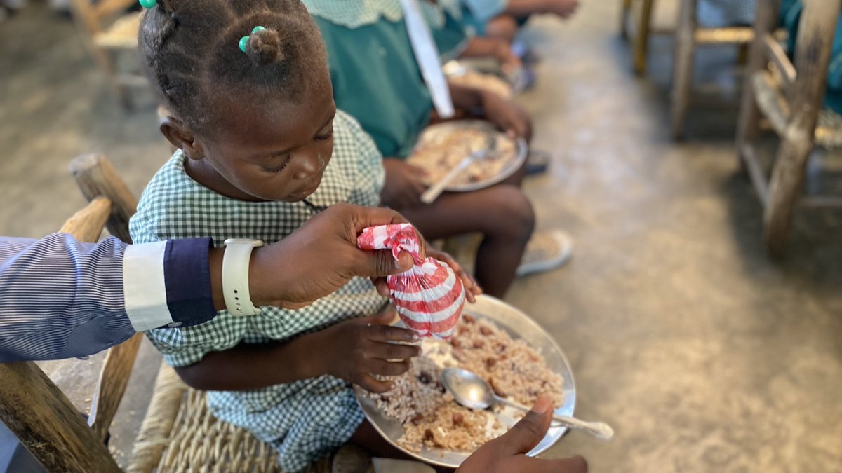 Our partner <a href="/hands_together/">Hands Together</a> continues serving hot meals in Cité Soleil even as most schools across #Haiti are on break. 

A crucial service: it may be the only full meal of the day for some children &amp; one little girl (pic 3) even wanted to carry a small bag home for her mother💕