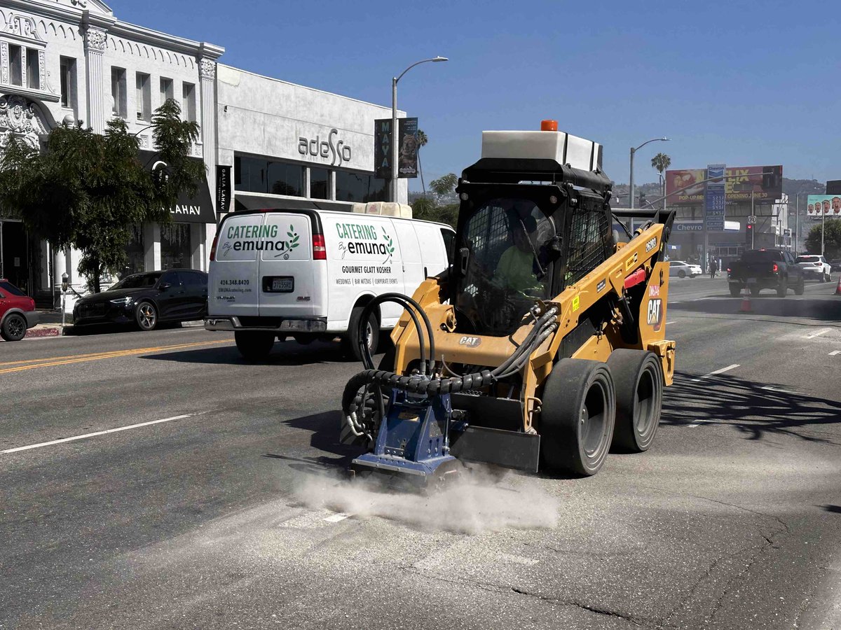 Lane striping removal work has begun on our La Brea bus lane project! 

🚍 First phase adds bus lanes btwn Sunset and Olympic

🚍 Buses will use lanes weekdays 7-9am &amp; 4-7pm

🚍 Lanes forecast to open in August

🚍 2nd phase planned for btwn Olympic &amp; Coliseum St