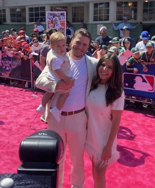 CubsZone's tweet photo. Justin, Libby &amp; Beau have arrived on the Red Carpet.

(📸: @Josh_Frydman) https://t.co/C4U5WFYXW9