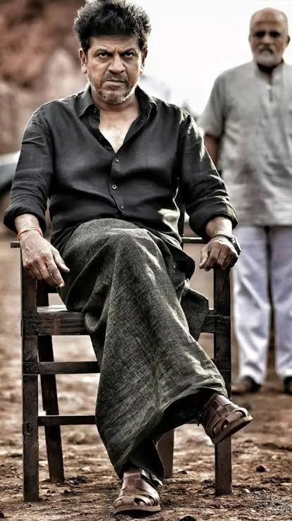 ಕರುನಾಡ ಚಕ್ರರ್ತಿ ಡಾ ಶಿವರಾಜಕುಮಾರ್ ಅವರಿಗೆ ಹುಟ್ಟಹಬ್ಬದ ಶುಭಾಶಯಗಳು ❤️❤️
These Talking eyes in Mufthi 🔥
#HBDDrShivanna 
#HappyBi