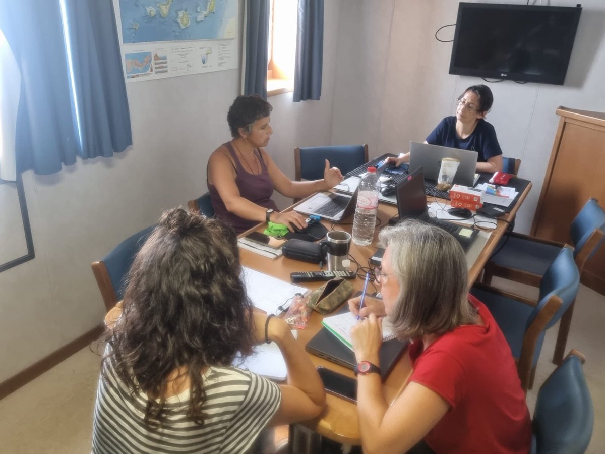 BentosIEO's tweet photo. 🚢 Empieza la ZECMA-0723! Cómo parte de las actividades que realiza el @IEOoceanografia estudiaremos los hábitats bentónicos del Escarpe de Mazarrón! Entre ellos, las algas coralinas mäerl y los corales de arrecife rocoso 🪸 en el marco de las #EstrategiasMarinas 🐟🐙🐠🐡🦐🦞🦀 https://t.co/96NveMTFUF