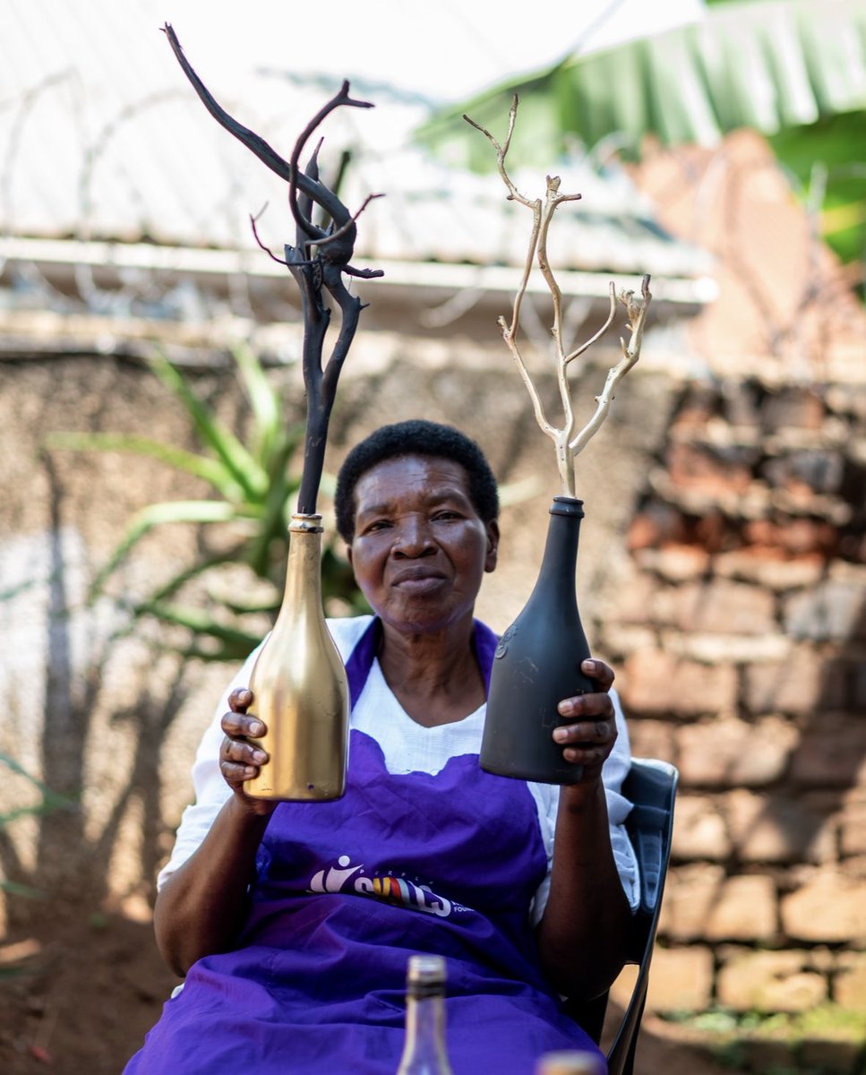 DouglasLwangaUg's tweet image. Next time dont just throw that bottle, these women @SkillsKlinic could put them to some use and earn some ka money. #Skillsklinic | Skilling Communities, Empowering youth