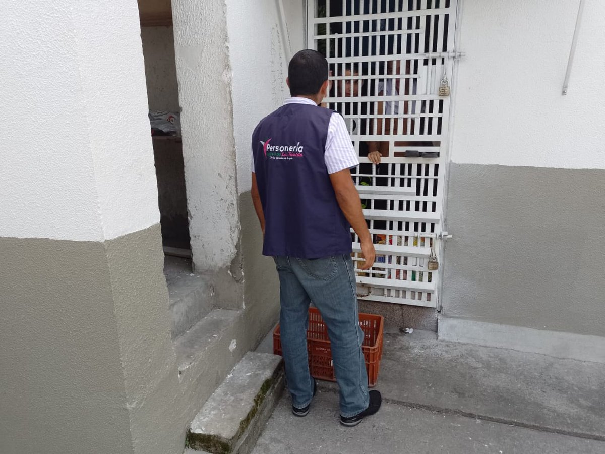 PersoneriaTeb's tweet photo. En visita del Personero Municipal a las Personas Privadas de la Libertad -PPL- en la Estación de Policía, se conocieron de primera mano sus necesidades y se adquirió el compromiso de gestionar acciones en su favor https://t.co/tw7X8NU7de