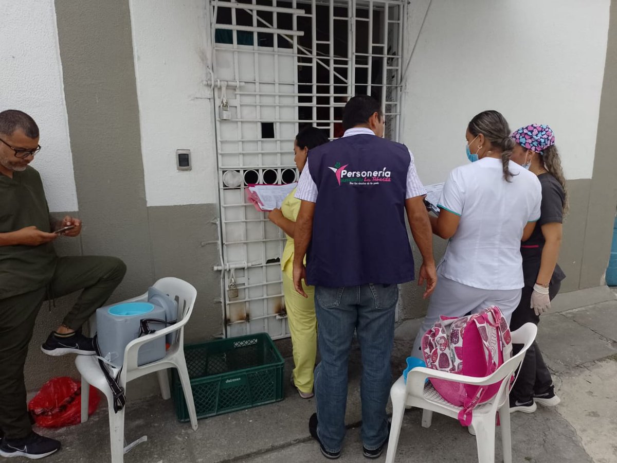 PersoneriaTeb's tweet photo. En visita del Personero Municipal a las Personas Privadas de la Libertad -PPL- en la Estación de Policía, se conocieron de primera mano sus necesidades y se adquirió el compromiso de gestionar acciones en su favor https://t.co/tw7X8NU7de