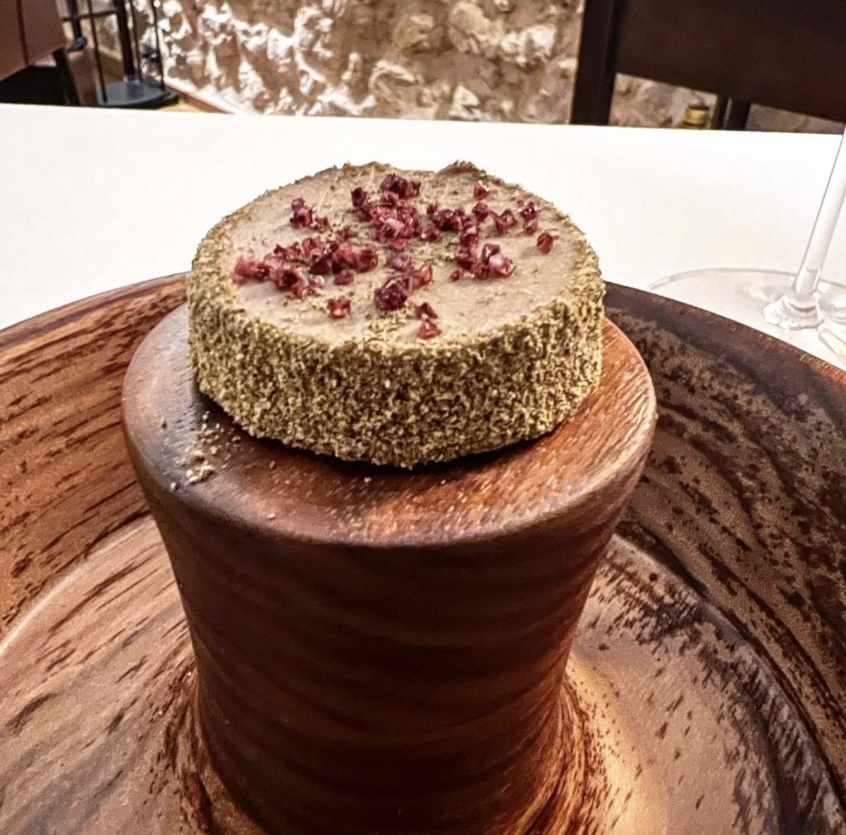 lsuarezdelezo's tweet photo. Buenísima secuencia de platos en el final del menú de #Refectorio en #AbadíaRetuerta
Rape con salsa Agristada, (salsa de limón sefardí, levadura frita y caviar
Estupenda sopa de pichón con pan ácimo y especias
Paté de lechazo. Mundial
Lechazo cocinado envuelto en arcilla https://t.co/HNosqlgISy