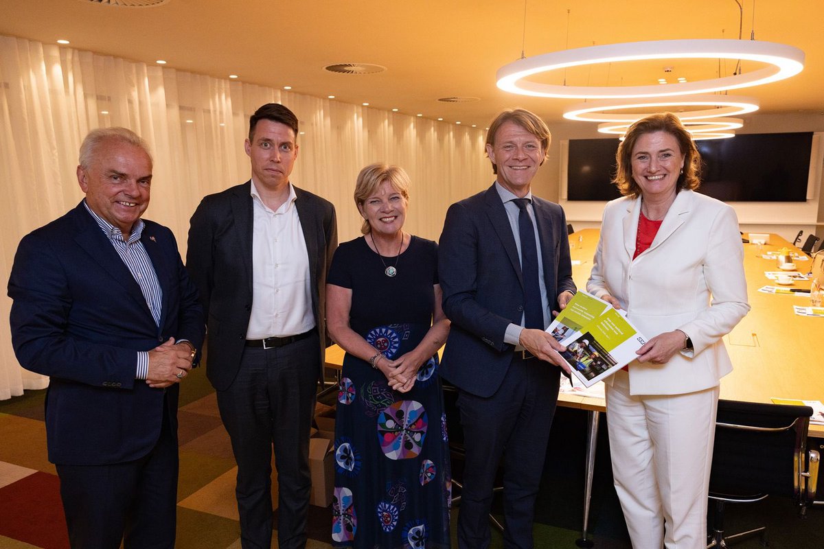 CNV (@vakbond) on Twitter photo Hoe kom je nou tot een veilige en gezonde werkplek voor iedereen? Dat staat in de 2 adviezen die de <a href="/SER_NL/">Sociaal-Economische Raad (SER)</a> , aan demissionair minister <a href="/karienvangennip/">Karien van Gennip</a> vandaag overhandigde: arbovisie 2040, deel 1 en sociale innovatie advies. Hoe kom je nou tot een veilige en gezonde werkplek voor iedereen? Dat staat in de 2 adviezen die de <a href="/SER_NL/">Sociaal-Economische Raad (SER)</a> , aan demissionair minister <a href="/karienvangennip/">Karien van Gennip</a> vandaag overhandigde: arbovisie 2040, deel 1 en sociale innovatie advies.