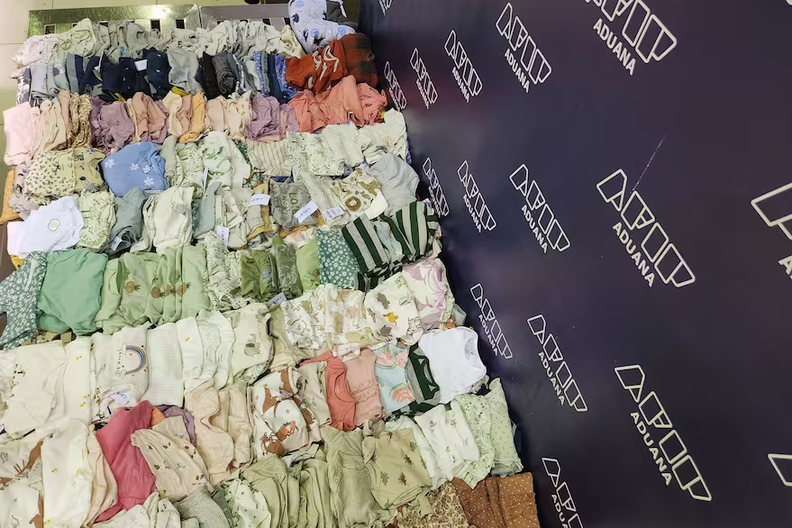 LANACION's tweet photo. Una mujer llegó de Miami con 300 prendas nuevas de bebé y ahora deberá pagar una fuerte multa en dólares https://t.co/A435B0UcB5 https://t.co/fHeAMMQKUi