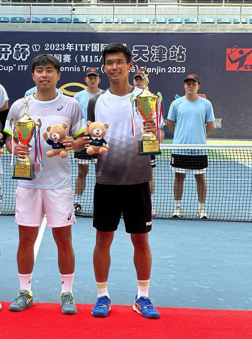 Not_Esportivas's tweet photo. ITF TENNIS!
Parabéns aos tenistas campeões do @worldtennis de M15 de Tiajin na China.
Simples: Zhe Li (🇨🇳)/🏆(16)
Duplas: Xin Gao (🇨🇳)/ Ray Ho (🇹🇼)
#ITFWorldTennisTour #ITFtennis #tennis #TiajinTennis #Tiajin #ZheLi #XinGao #RayHo https://t.co/3aqc3ZDwDn