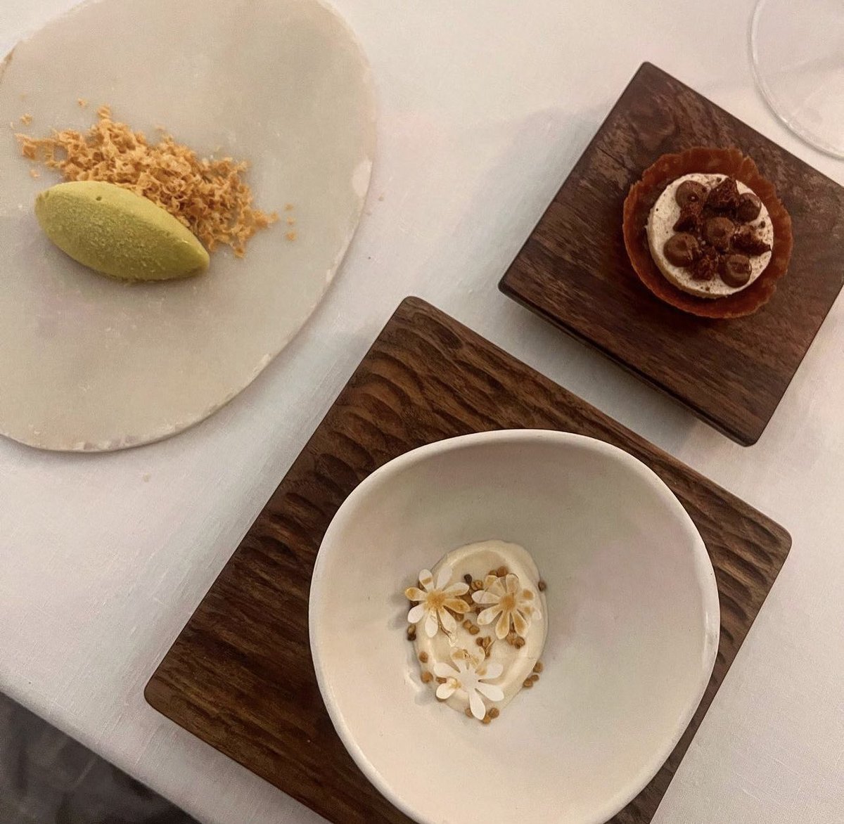 lsuarezdelezo's tweet photo. Los postres y vinos de #Refectorio en #AbadíaRetuerta
Ha sido un gusto volver a encontrarme con Agustí Peris, que no veía desde Etxebarri. Gran director de Restaurante, que lidera un servicio estupendo
El aperitivo en La Cueva, con vinos antiguos de la bodega es espectacular https://t.co/lz8v2p41kf