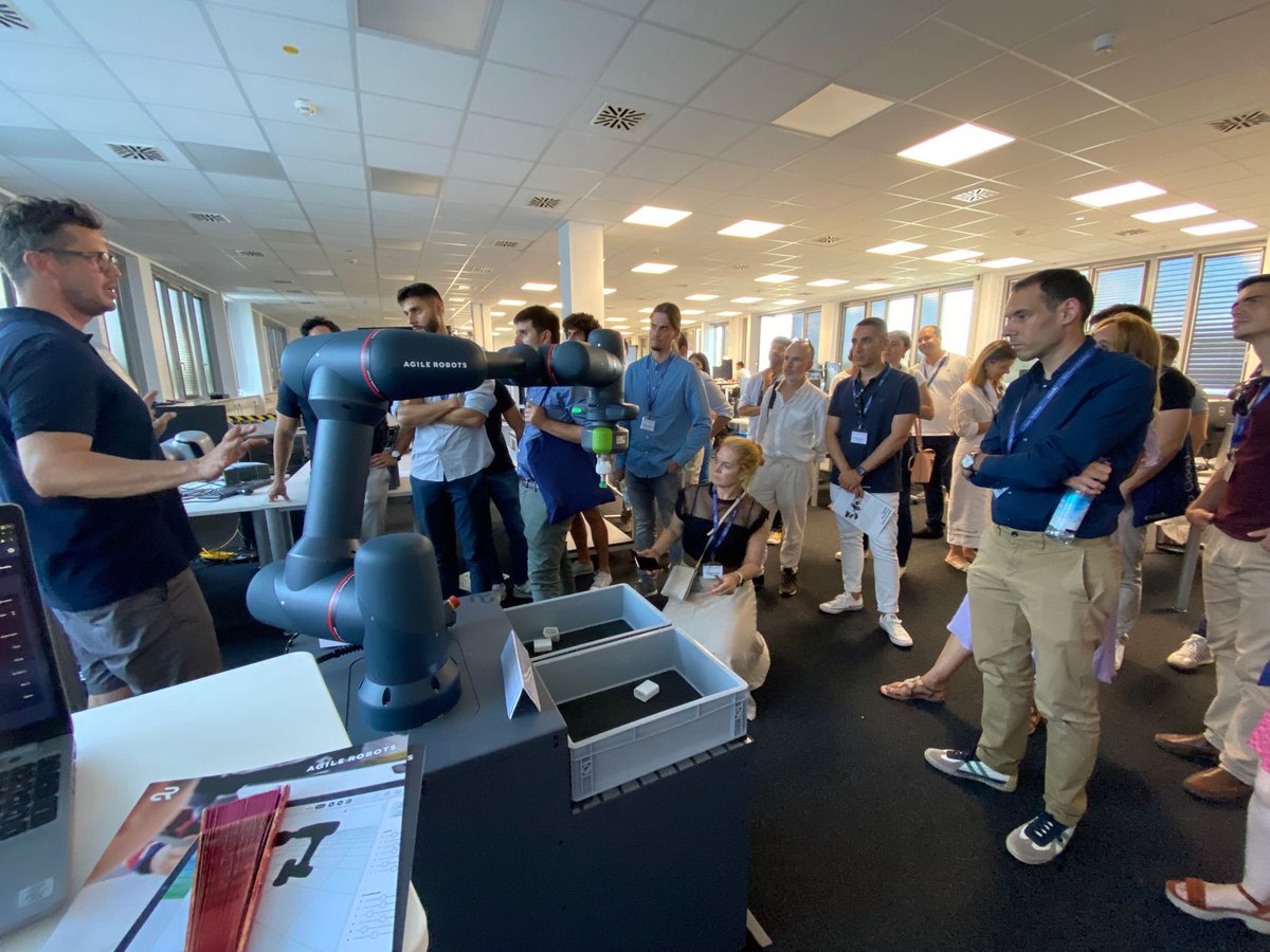 EmprendeXXI_'s tweet image. #AgileRobots es una de las #scaleups de más rápido crecimiento. Ha conseguido levantar 271M de dólares de la mano de inversores como @SoftBank y @foxconnoficial. Un placer haber compartido experiencia con ellos y nuestras #startups en #Munich @EsadeExecEd @caixabank @enisa