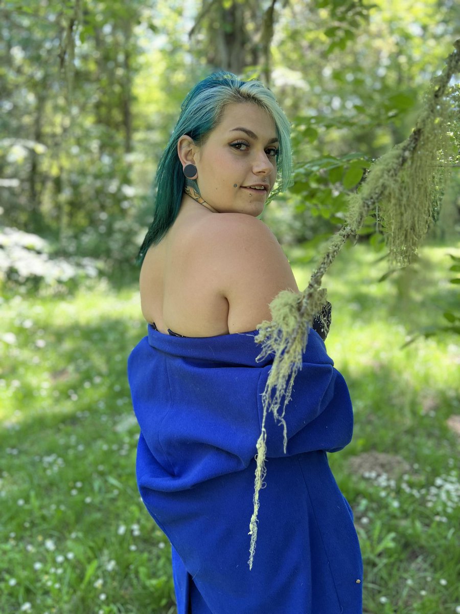 Trusteemanatee1's tweet photo. Let's just escape the day. #selling_content #hungry #NSFW #sunshineandsmiles #girlswithpiercings #girlswithtattoos
#bluehair https://t.co/tluZxEWzJU