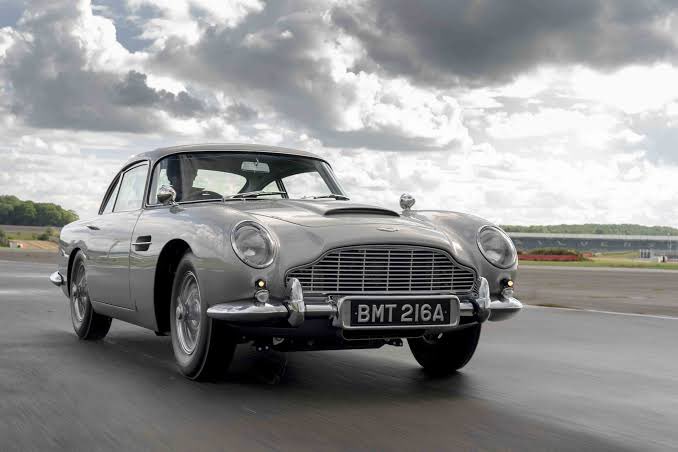 #AstonMartinDB5 that’s what I call a #Bond ride…