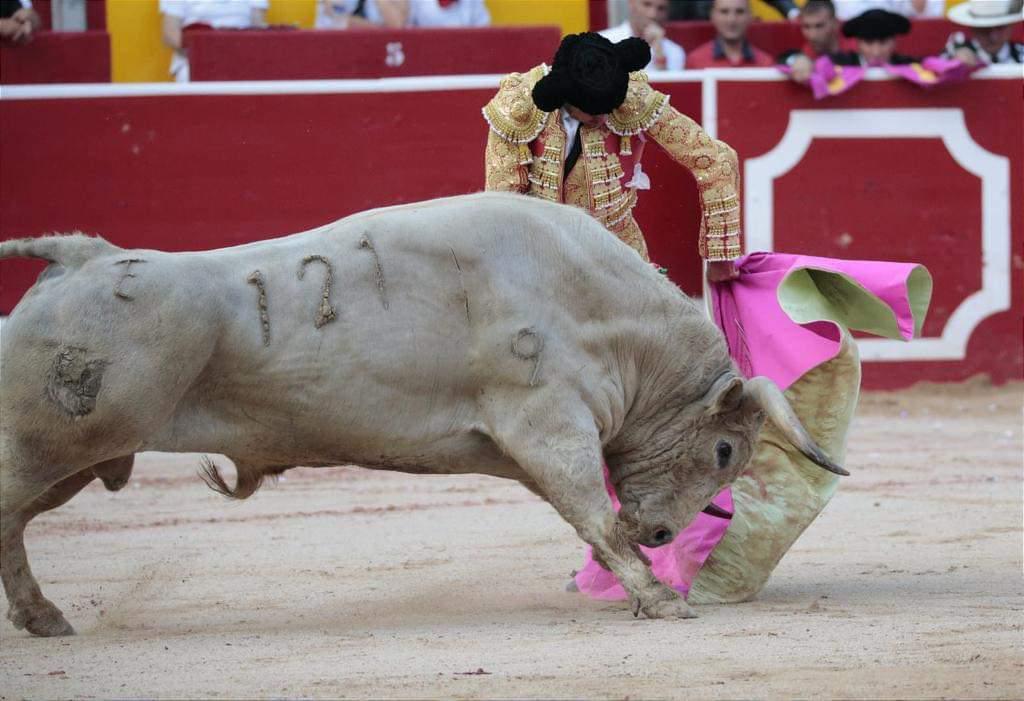 Morante con las manos más bajas de lo habitual.