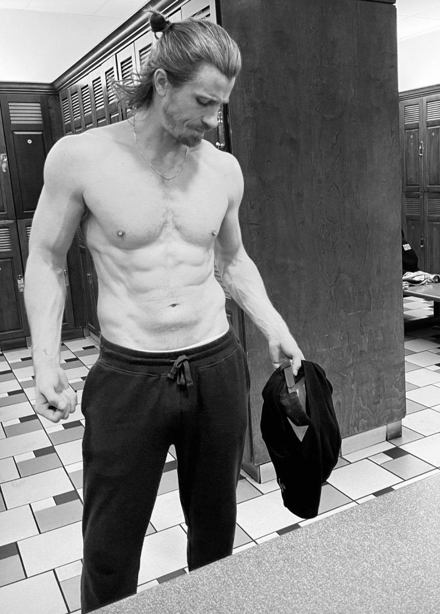 MouthyArcher's tweet photo. "Aw, thanks, bro. I'm just a lean, mean, arrow shooting, never missing, tracksuit fighting, machine." https://t.co/jIiklepsi5
