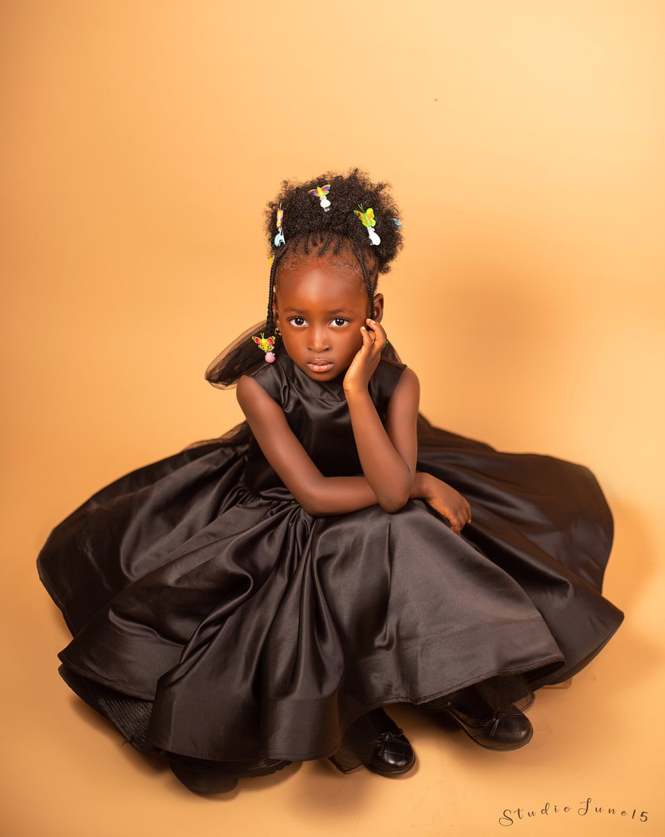 Took this beautiful portrait of this pretty little princess and her mama 🖤