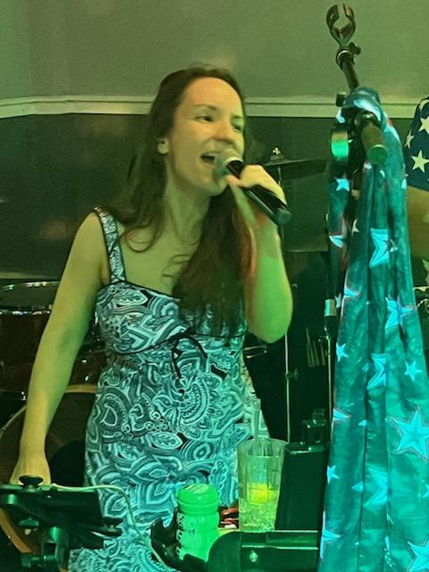 Me on stage singing! Always a super fun time. 💖🎤🎵 #singing #singer #singers #vocalist #chicagosinger #chicagosingers #chicagosuburbs #music #musical #musicislife #chicagomusic #chicagomusicscene #chicagomusician #chicagomusicians #songwriter