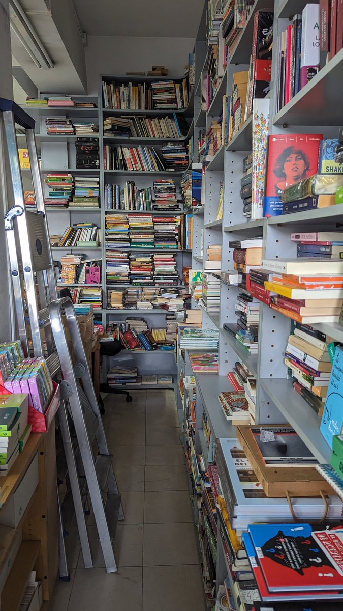 itineratur's tweet photo. Cuando era pequeño venía a esta librería de Barcelona con mi padre. La recordaba desordenada y atendida por un señor mayor. Es lo que me he encontrado hoy.

Veníamos porque era una de las pocas que aceptaban vender su libro.

Si quieres saber qué libro era -> siguiente Tweet. https://t.co/zQKXww1B9t