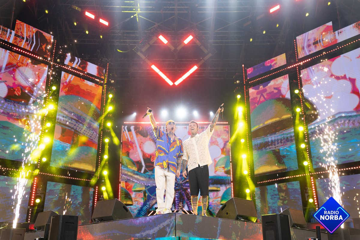 radionorba's tweet photo. "è veramente una figata essere qui a Bari e cantare pezzi con i tuoi amici, soprattutto quando si litiga e poi si fa pace" #Jax a #battitilive #fedez #djjad #radionorba #11luglio https://t.co/XnKdbeMuV6