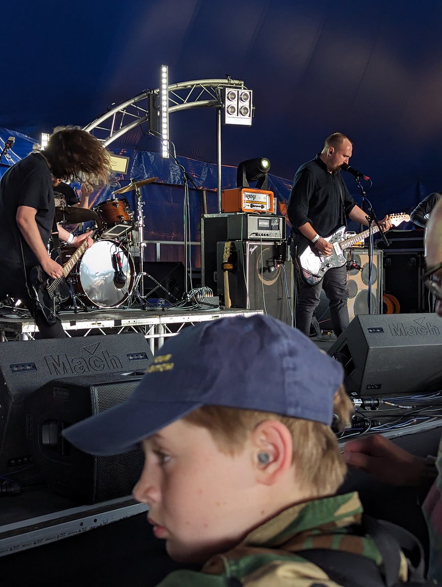 gingerhan1979's tweet photo. @sugarhorse666 @LeslieKnott1 @PintZine @2000trees @gurriersband @TSPSI @BunnymansBunny He can't even be bothered to look at you https://t.co/37FCsp47ST