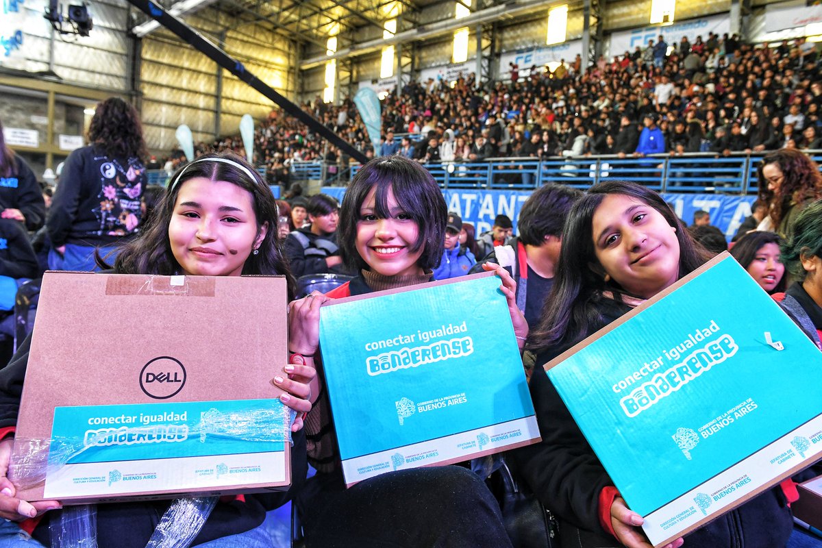 magariovero's tweet photo. En mi querida #LaMatanza, acompañamos a @FerEspinozaOK en la entrega de 2966 compus a estudiantes secundarios. 👩🏻‍💻👨🏽‍💻

Y, junto a @fundacionbapro, otorgamos 102 instrumentos e insumos a 11 agrupaciones musicales.

Estamos construyendo un futuro con igualdad de oportunidades. ❤️ https://t.co/RKYIcZZdyY
