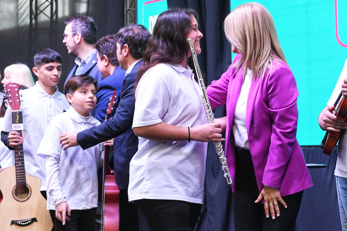 magariovero's tweet photo. En mi querida #LaMatanza, acompañamos a @FerEspinozaOK en la entrega de 2966 compus a estudiantes secundarios. 👩🏻‍💻👨🏽‍💻

Y, junto a @fundacionbapro, otorgamos 102 instrumentos e insumos a 11 agrupaciones musicales.

Estamos construyendo un futuro con igualdad de oportunidades. ❤️ https://t.co/RKYIcZZdyY