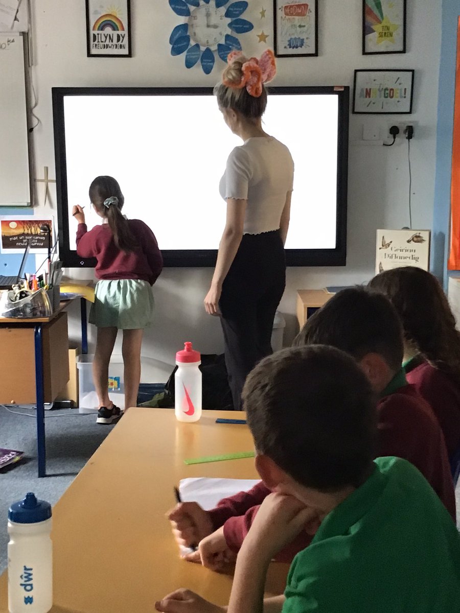 Pnawn difyr ddoe! Cael gwrando ar yr amryddawn <a href="/casi/">Casi Wyn</a> Bardd Plant Cymru <a href="/LlenCymru/">Llenyddiaeth Cymru</a> yn darllen cerddi, stori a chydweithio i greu barddoniaeth🖊️! <a href="/GCynradd/">GwE Cynradd / GwE Primary</a> <a href="/CeirCymru/">CEIR CYMRU</a>