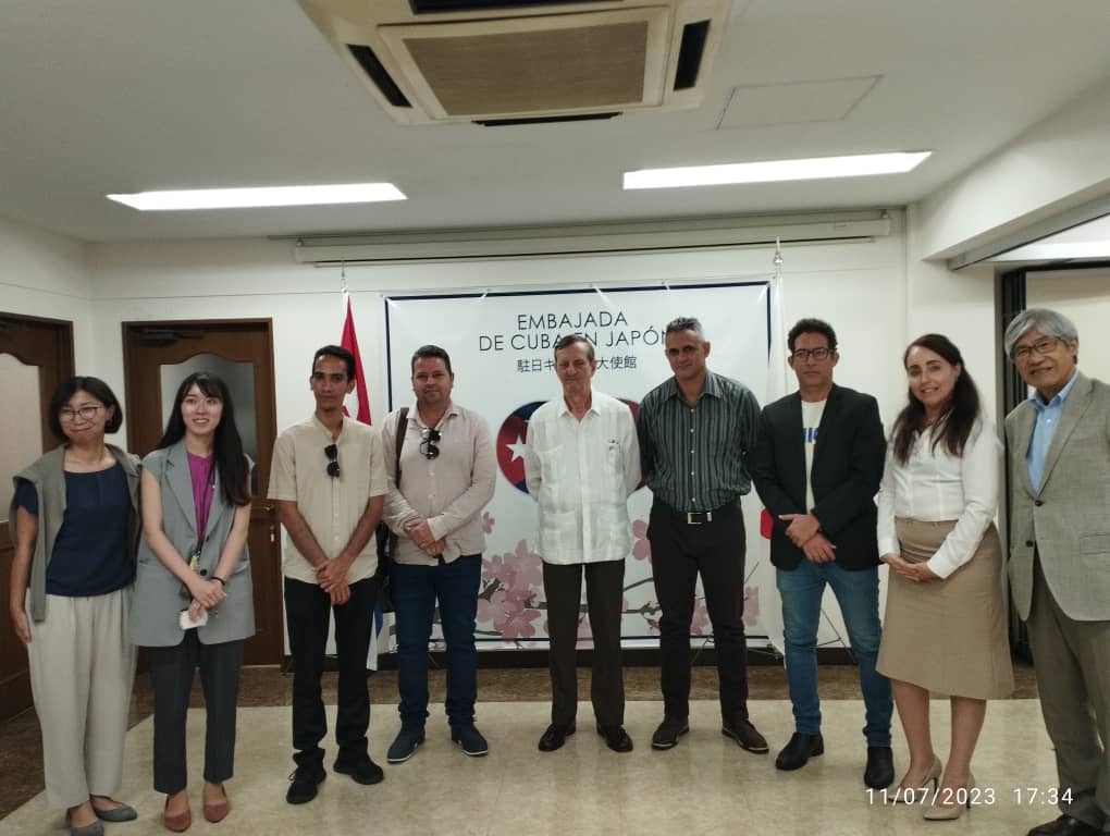 Delegación de #Cuba en #Japón fue recibida por el embajador de  Excmo Sr. Miguel A. Ramírez y por la consejera económico comercial Katia Monzón. Evaluaron el buen estado de las relaciones entre el proyecto de cooperación #JICA #ProCuba y las potencialidades del mercado japonés.