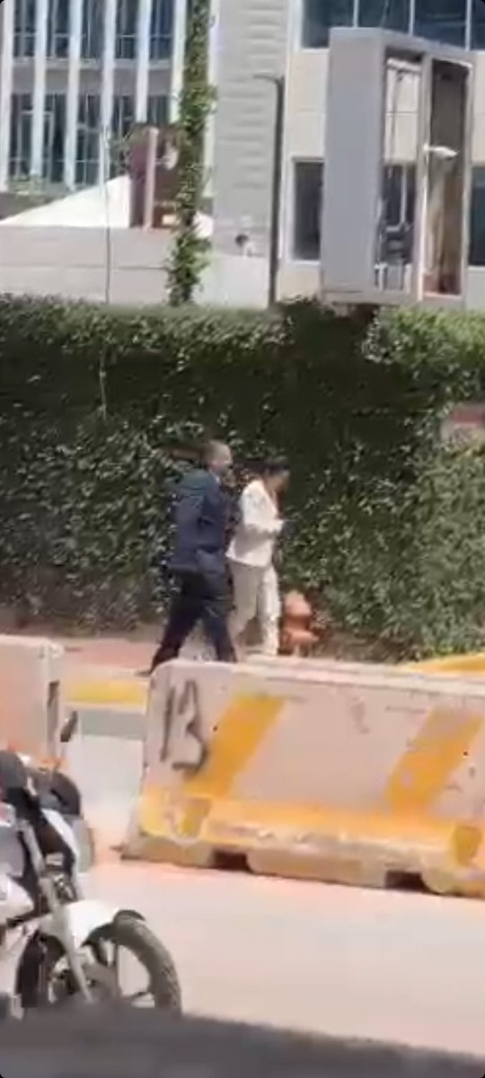 Alguien del Gobierno me podría explicar que hace la asistente de Jacobo Dominguez en las reuniones con la comisión de la ONU que vino el domingo? O que hacen junton Maria Antonia Quiroz y Jacobo Dominguez en el lanzamiento del Museo de la Memoria y la Reconciliación? O que hacen