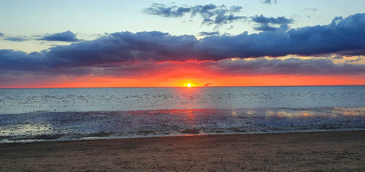 Josh_L44's tweet photo. Who doesn't enjoy some sunset photography by the sea?? 🤗🌅 #photography https://t.co/HOA5RiXZGC